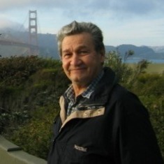 Aqui esta mi papi en San Francisco, posando en frente de uno de sus lugares mas favoritos, el Puente de Golden Gate. Conocer ese puente siempre fue el sueno de mi papi. Papi tu sonrisa describe tu alegria al ver este piuente por primera vez en 1995.