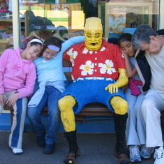 Despues de un dia entero de diversion en Parque de Disneyland, el combo del abuelo decidio tomar una merecida siesta en el banco del almacen de Legos.