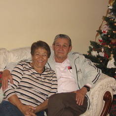 Esta foto la tomaron en la casa de Stellita y Carlos, se pueden ver los arlequines colgados en el arbolito de navidad.