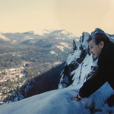 Hermosa vista cerca a Lake Tahoe. Mi papi hizo gran esfuerzo para soportar el frío y disfrutar ; )