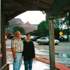Jule and Melody shopping and enjoying the red rocks of Sedona with Lanet (taking the photo). Next stop, an ice cream cone at 'Scoopz Ice Cream & Coffee'. Hmm, I wonder if Jule will choose vanilla this time?