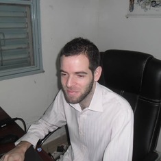 Julien dans son bureau à Ouagadougou