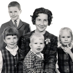 Kathie with the 4 oldest kids in 1965: Jon, Margee, Mark, and Chrissie. So much plaid in one picture!