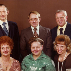 Kelly’s Aunts and uncles mother Joyce bottom right