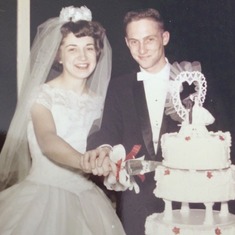 1962 The happy couple cuts the cake.
