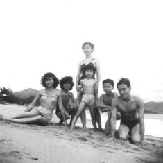 anh-ba(with brothers and sisters early 1950s)