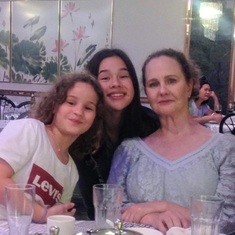 Kim in La Grange (IL) with niece Brooke and daugher Madeleine August 2018