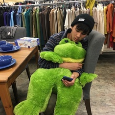 Kinhthi found a big frog for Mom at a thrift shop.