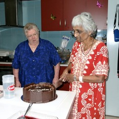 2013-11-02 - Kotha cutting her 75th birthday cake