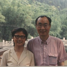 With the oldest brother's daughter Hongjian at Chongqing 1987 (和大哥的女儿宏鉴于1987年在重庆的合影）