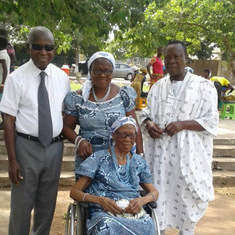 With his sister Vic, brother Tetteh and mother Julie (Yayo).
