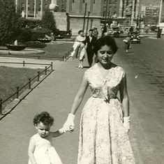 Princesas y sombras - Laia and Pepita Paseo de Maria Christina, 1957