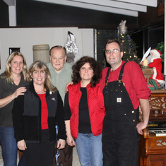 Dad, me, wes, lorie and lanie at christmas