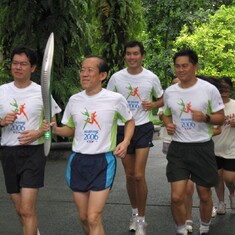 Dr Leong leading NParks at the Queen’s Baton Relay. SBG, 2005Oct05