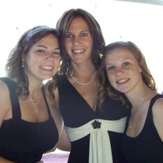 Leslie and her daughters, Felicia and Cortney