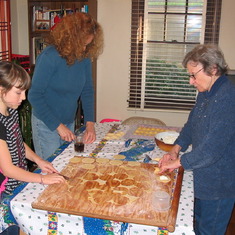 Xmas03 Camille, Rhoda and Ma making the Ravioli at Rhoda's house