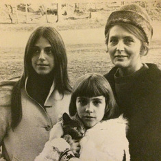 Mona, Lila & Carol Carloni