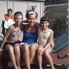 0220_donna_1966_family_at_pool