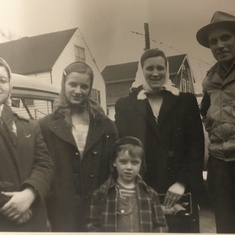 Linda with parents, sister Carolyn and brother Mike