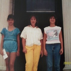 Lisa, (Cousins) Dawn Urbanski and Jenny Brendez in front of the Toledo Art Museum