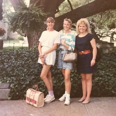 1989 San Antonio Linda and Penny visiting cousin Kerri Jo Wieser