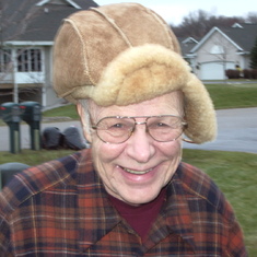 Loren in a big hat December 2005