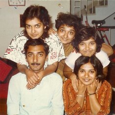 Arounf 1984 in New Delhi, when Madhu was staying with us during her 1st year at KNC (Front : Deepak, Jyoti,   Back: Rupa, Rekha)