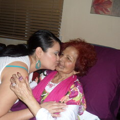 Mom n Vanessa..sweet kisses