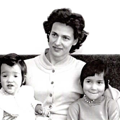 Met haar dochters 1964