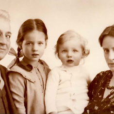1938? Maria met haar ouders en kleine broer