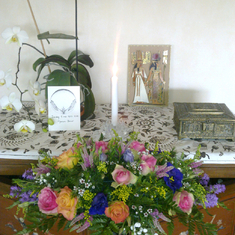 brandende kaars met bloemen in Maria's flat - lit candle with flowers in Maria's apartment