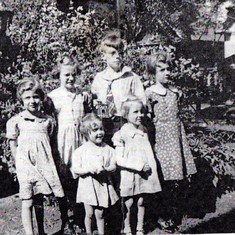 Betty Ruth Kern, Helen Louise Edwards, Richard Howard Edwards, Shirley Ann Kern, (front) Caroline Virginia Kern, Marianne Edwards with (broken arm)
