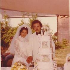 Marie & Terry with the infamous green wedding cake (ask Terry)!