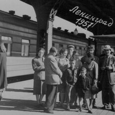 Марк Зингер (крайний справа) среди родственников в Ленинграде 1957 год.