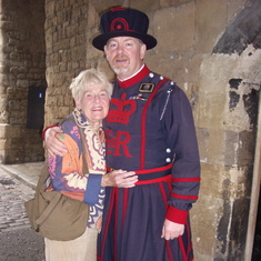 Flirting with a Beefeater on a Rick Steves' Tour of London in 2006