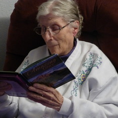 Cmas 2013 - Mom reading her books fr Lo