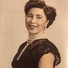 Maria cerca 1949-1950 with her pearl necklace