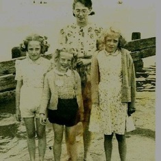 A very young Mavis to the right>