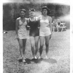 1944 at the shore with friends (mom in middle)