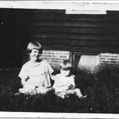 1923 Mom on right