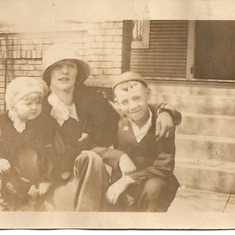 1924 Mom on left