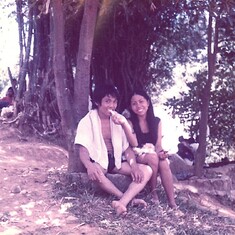 Pat & Merlynn ang sweet (pogi and maganda under the tree)
