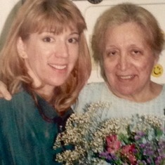 Myriam Haarman left with her daughter in Virginia after receiving flowers from her sister Nelly Vivas in New York.