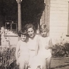 Naomi (right) with her mother Beila and sister Mika