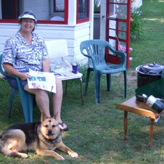 Elayne & Dixie waiting for lobsters to cook Maine 2007