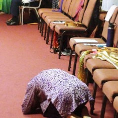 See -she is not facing the alter as the Lord's presence was right at Rabbi Neil's seat!