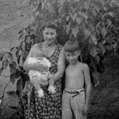 Junto a su madre y su hermano recién nacido. Rosario, 1945