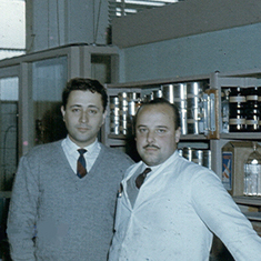 El químico Nelson Montes en el laboratorio de la firma Colorín. Buenos Aires, c. 1965