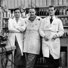 El químico Nelson Montes en el laboratorio de la firma Colorín. Buenos Aires, c. 1965