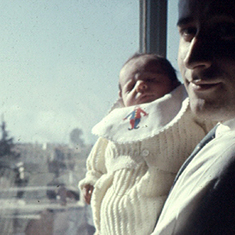 Junto a su primer hijo, Mariano. Alta Córdoba, 1959.